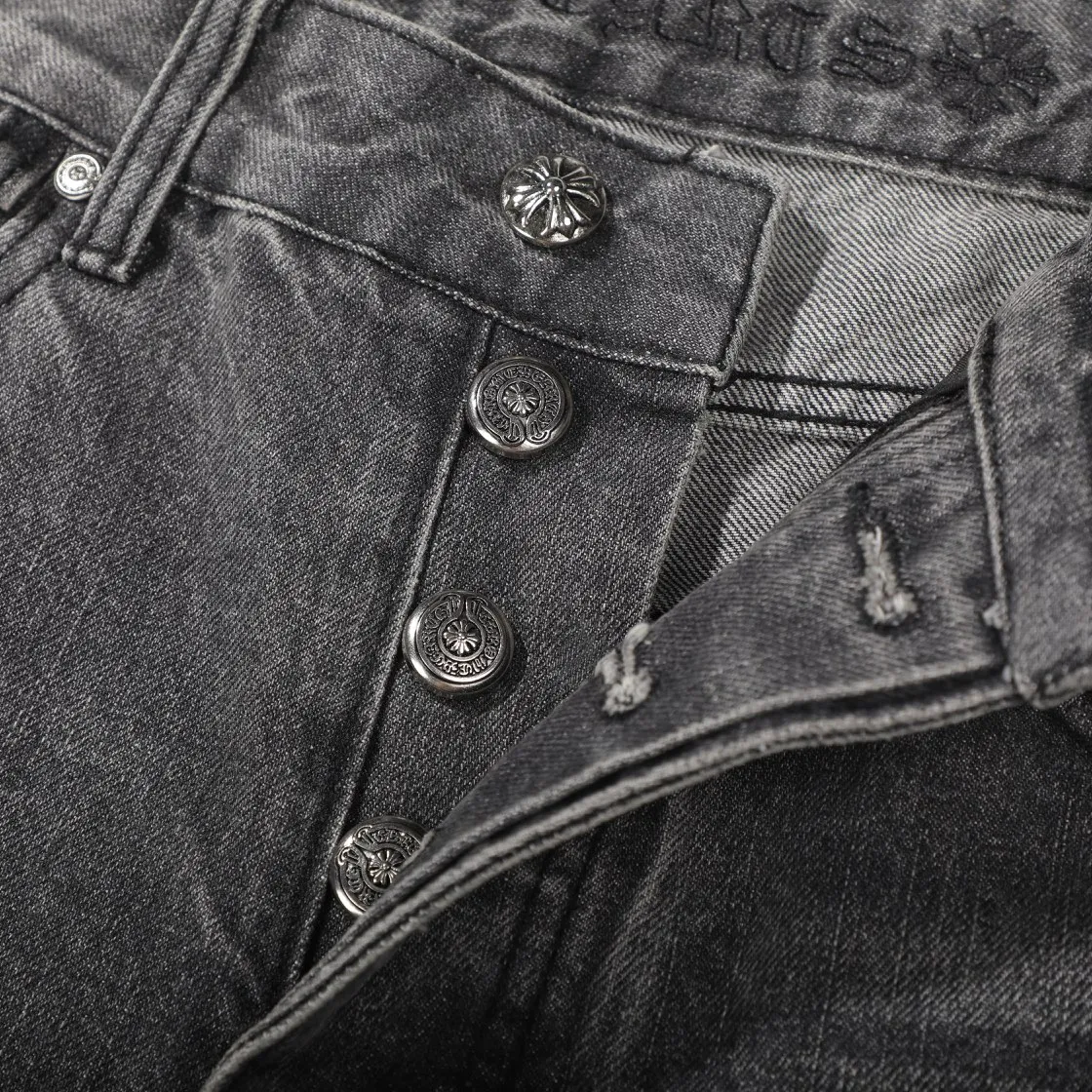 P290 (top version) Chrome hearts new city-limited flame gray jeans Chrome hearts city-limited jeans Hardware customization Original development vintage levis American-made 501 black and gray base version Levi's American-made 501 base version Imported sheepskin 925 silver remake [Top heavy industry fashion design] Consistently high-street luxury style. Speaking of this style, the Zangyin family and GU family are definitely the leading representative brands. Especially the Zangyin family has really achieved a state-of-the-art effect in creating high-street style. The unique washed material is used to create this style. The color system is already quite eye-catching. After it is decorated with patchwork cross flowers, it cleverly highlights the charm of the brand. Secondly, this style uses classic The high-waist cutting design highlights the long legs and fashionable temperament of the upper body. The brand is highly recognizable and the slim fit configuration is more suitable for daily wear. It is a product that interprets personality, fashion, and specifications at a glance. This single product is enough to make any fan excited. It can be a white T-shirt for a youthful college style, or a tight suspender for a royal style. It has strong matching ability and can be easily controlled by men.  [Materials and craftsmanship] Needless to say, this point goes without saying. As an excellent craftsman brand, Zangyin’s requirements for details and craftsmanship are really perfect. The washed color of this model has gone through so many processes, not to mention the embellishment of denim appliques. It is also purely hand-made and sewn. Just like what they believe in, only hand-made things have soul and have the meaning of wear. A top-notch heavy-duty fashionable denim item, I look forward to your perfect interpretation! !  Color: washed gray Size: S M L XL